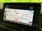 大きく見やすい画面に地図情報が表示され、現在地や周辺の道路を確認しやすい構成です。画面脇には操作ボタンもまとまり、目的地設定や音声機能の利用時も扱いやすい位置に配置されています。