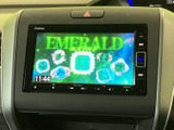 テレビ映像を画面に表示でき、停車中の待ち時間などに番組を楽しめます。画面上で時刻も確認でき、映像を見たいときに操作しやすい配置のため、日常の休憩時間にも活用できます。