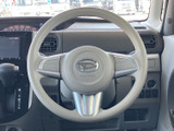 握りやすい形状で、運転席に座ったまま自然な姿勢でハンドルを操作できます。前方の視界を妨げにくいすっきりした配置で、毎日の通勤やお出かけにも扱いやすい室内です。
