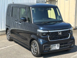 車幅いっぱいに伸びたフロントアクセサリLEDがボディーのワイド感を強調