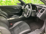 運転席まわりは視界が広く、前方や左右の確認がしやすいレイアウトです。シートにゆったり腰掛けられ、ドア側から乗り降りする際も自然な姿勢を取りやすい空間に仕上がっています。