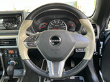 ステアリング上にスイッチが備わり、運転姿勢を保ったまま手元で操作しやすい構成です。メーターとの位置関係も確認しやすく、運転中に必要な操作へ手を伸ばしやすい実用的な装備です。