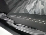 運転席の座面はお好みの高さに調整もできます♪