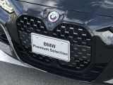 左右のキドニー・グリルの中心にはBMWのエンブレムが鎮座し、個性を放つデザイン性を兼ね備えました。