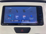 地デジやFM、AM、Bluetooth AUDIOなど、画面上で選べるソースが並び、使いたい音源を確認しやすい構成です。交通情報や待機表示もあり、日常の移動に合わせて活用いただけます。