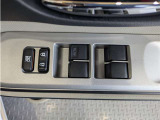 パワーウィンドウのスイッチですよ。 運転席に居ながら窓を開け閉めのコントロールできますよ。 ロック機能で、子供がイタズラして窓を開けるという事も無くなりますよ。