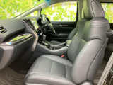 ゆとりある形状の前席に加え、運転席まわりから助手席まで見渡しやすい室内です。窓から光が入り、落ち着いた色調のシートとともに、快適な移動時間をお過ごしいただけます。
