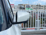 狭い駐車場でも安心。スイッチ操作だけでドアミラーの格納展開が可能。電動格納式リモコンドアミラー!