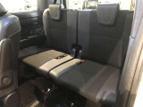 3列目シートは跳ね上げ式で折りたたみ可能です。キャンプ用品など大きな荷物もばっちり収納可能です!
