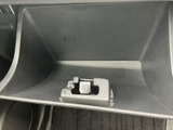 小物を置ける広めの開口スペースがあり、車内で使うアイテムを手近にまとめられます。奥行きのある形状で置いたものを見つけやすく、移動中にも必要な品を手元で扱いやすい収納です。