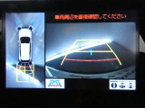パノラミックビューモニターを装備。クルマを真上から見るように周囲を確認できます。