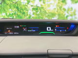 速度やシフト位置、各種車両情報が横長の画面に集約され、運転中に必要な表示を確認しやすい構成です。表示の色分けも見やすく、視線の移動を抑えて状況を把握できます。