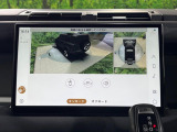 車を真上から見下ろしているような映像を画面に映します。周囲360度の死角をすべて確認できるため、狭い道でのすれ違いやバック駐車も怖くありません。障害物がひと目でわかり、大きな車体でも安全に運転できます