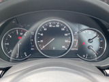 速度やエンジン回転数、燃料残量など、運転に必要な情報をひと目で確認しやすい配置です。中央の表示も見やすく、走行中に確認したい情報を把握しやすいメーター廻りです。