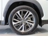 純正のアルミホイール装着車です。タイヤサイズは225/50R18です。