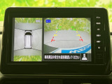 後方の映像に加え、車両周辺を確認できる表示も備わり、駐車時の安全確認をサポートします。画面内のガイドを目安に周囲の状況を把握でき、バックでの駐車にも活用いただけます。