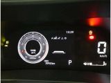 とっても見やすいメーターです。夜間時はラグジュアリーな気分にさせてくれる照明が魅力ですので、夜のドライブも楽しみになりますよ♪