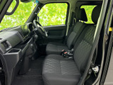前席まわりは見通しがよく、運転席と助手席の間も移動しやすい配置です。柄入りのシートが落ち着いた雰囲気を添え、乗り降りのしやすさも感じられる室内です。
