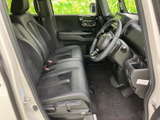 運転席まわりは前方を見渡しやすく、乗り降りの際も座席へアクセスしやすい配置です。黒を基調とした車内は落ち着いた雰囲気で、シートの形状も日常の移動を快適に支えてくれます。