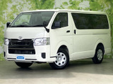 端正なフロントまわりと伸びやかな車体の組み合わせが、落ち着いた存在感を演出。白いボディが明るくすっきりとした印象で、前方から側面へ続くラインも自然です。