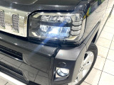 【LEDヘッドライト】悪天候や夜間走行時も良好な視界を確保し安心して運転できる高輝度LEDヘッドライトを装備!点灯速度が早く、消費電力も抑えられています。