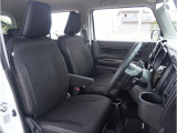 【清潔感のある運転席&助手席】隅々までクリーニングの行き届いた運転席&助手席。目立ったシミや汚れ等もございません。