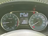 左右に配置された計器と中央の表示部で、速度やエンジン回転数、車両情報を確認できます。必要な情報が運転席前方にまとまり、走行中も視線移動を抑えてチェックしやすい構成です。