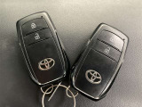 ドアの開閉時、両手が荷物で塞がっている時はキーレスでのカギの解除が大変ですよね。スマートキーはポケットやバッグに入れておけば、ノブに触れただけでロックの解除が可能です。とても便利な機能です。