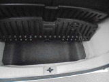 荷室下部に収納があり