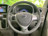 握りやすい形状で、運転席から各種スイッチにも手を伸ばしやすい配置です。メーターや周囲の表示を確認しながら扱いやすく、日々の運転で使う操作を手元にまとめています。