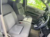 明るい色合いのシートと落ち着いた内装色で、運転席まわりに穏やかな雰囲気が広がります。前方やサイドの視界も確保しやすく、毎日の移動を気持ちよく始められそうです。