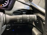 レバーには操作内容を示す表示がまとまり、運転席から確認しやすい造りです。灯火類に関する操作を手元で行えるため、周囲の状況に応じて必要な機能を扱いやすく、日常使いにも便利です。