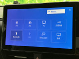FM・AMやBluetoothなどの選択項目が画面上に並び、使いたい機能を見つけやすい表示です。音源を切り替える際も内容を確認しやすく、日々の移動中にお好みの音楽やラジオを楽しめます。