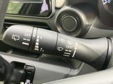 雨天時でもクリアな視界を確保。操作しやすいワイパーレバーで、安全な運転をサポートします。雨の日の運転も安心です。
