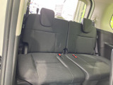三列目にも左右の座席とヘッドレストを備え、乗車人数に合わせて活用できる室内空間です。窓から外の景色を楽しめるため、後席に座る方にも落ち着いて過ごしていただける配置となっています。