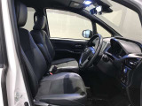 高いホールド性で運転姿勢が安定します。長距離ドライブでも疲れにくいのが魅力です。快適なドライビングライフをお送りください♪