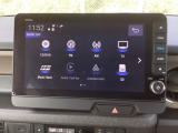 HondaCONNECT対応の便利なナビディスプレー。お持ちのスマートフォンと連携して、ナビやBluetoothでの音楽再生が可能です。デザインはもちろん、操作性も良好です。