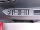パワーウィンドウのスイッチです。 運転席に居ながら助手席の窓を開け閉めできるので便利ですよ。 ロック機能も付いてるので子供がイタズラして窓を開けるという事もできなくできますよ。