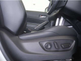 パワーシート搭載。微妙な調整が手軽に出来、最適なポジションで運転することが可能です。
