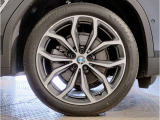 【BMWアロイホイル】軽量かつ強度に拘ったアロイホイル。走行性能ポテンシャルを引き出す設計。車の足元を引き締めてくれる大きなポイントはアロイホイルです。