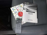 メンテナンスノート、取扱説明書です。 その車の整備記録が事細やかに記録されています。 車が生まれてから今までどのような道を歩んできたのか判るとても重要な物ですよ。