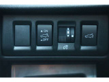 運転席の右側に電動リヤゲートのスイッチです。