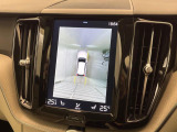 【360&deg;ビューカメラ】4台の高解像度カメラで360度の鳥瞰図を表示。隣の車や壁、死角にある障害物などを画面で確認できるため、狭いスペースでの駐車・出入りも安心です。
