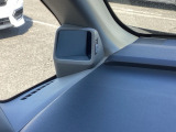 【サイドビューサポートミラー】停車時や発進時、対向車とのすれ違いや路肩に寄せるときなど、車両左側前方を確認するときに役立ちます。