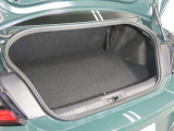 スポーツカーでも日常使いには、十分な積載容量のあるトランクスペースです!更にたくさんの荷物や長めの荷物を積みたい時は、リヤシートのシートバックを倒してトランクスペースの積載容量UPで対応できます!