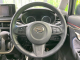 インテリアに合わせたデザインのステアリングは、運転される方のことも考え、運転しやすい形状、大きさです。是非一度、実際に触ってお確かめください。
