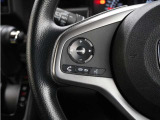 ハンドルにオーディオ操作用スイッチを備え、手を放さずに操作可能。安全性と利便性を両立しています。