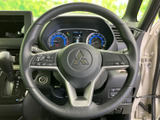 ステアリングには手元で扱えるスイッチを備え、運転姿勢を大きく変えずに各種操作ができます。メーターも正面に配置され、運転中の視認と操作を助けます。