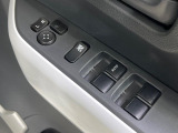 【電動格納ミラー】サイドミラーは電動格納式となっており、狭い駐車場でもキズがつくリスクを抑えられます。