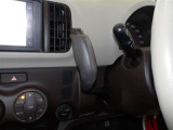 操作しやすいATシフトです。 シフトチェンジを気にしなくていいので運転だけに集中できますね。 自然と手に届くところにある、手になじむ形状のシフトノブがいいですね。